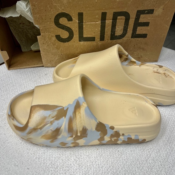 Yeezy Slides - NEW